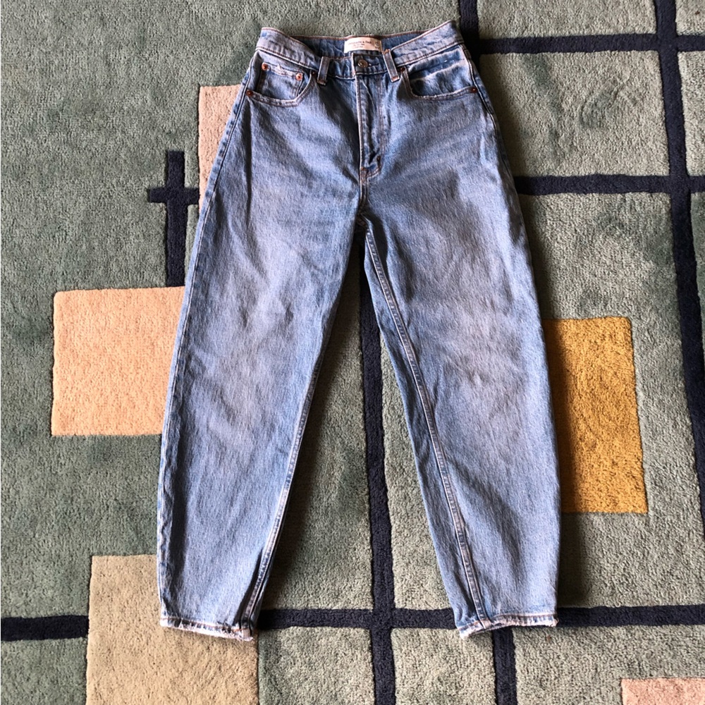 Abercrombie & Fitch 80s high rise mom jeans, size 25 short